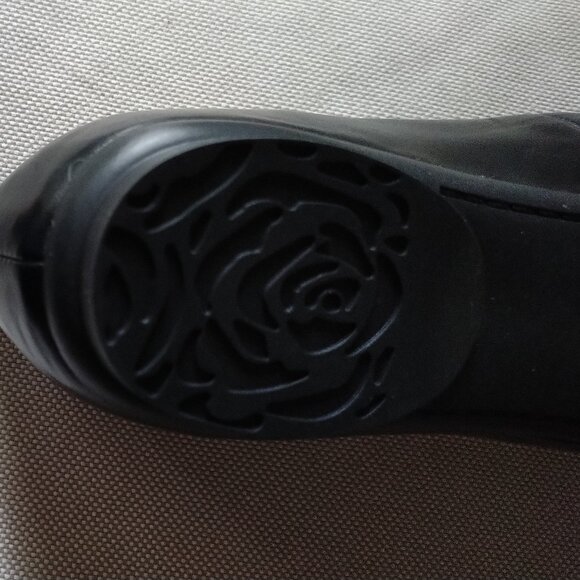 Taryn Rose "Rosa" Ballet Flats with Embossed Rose on toe cap, NWOT - Picture 7 of 12